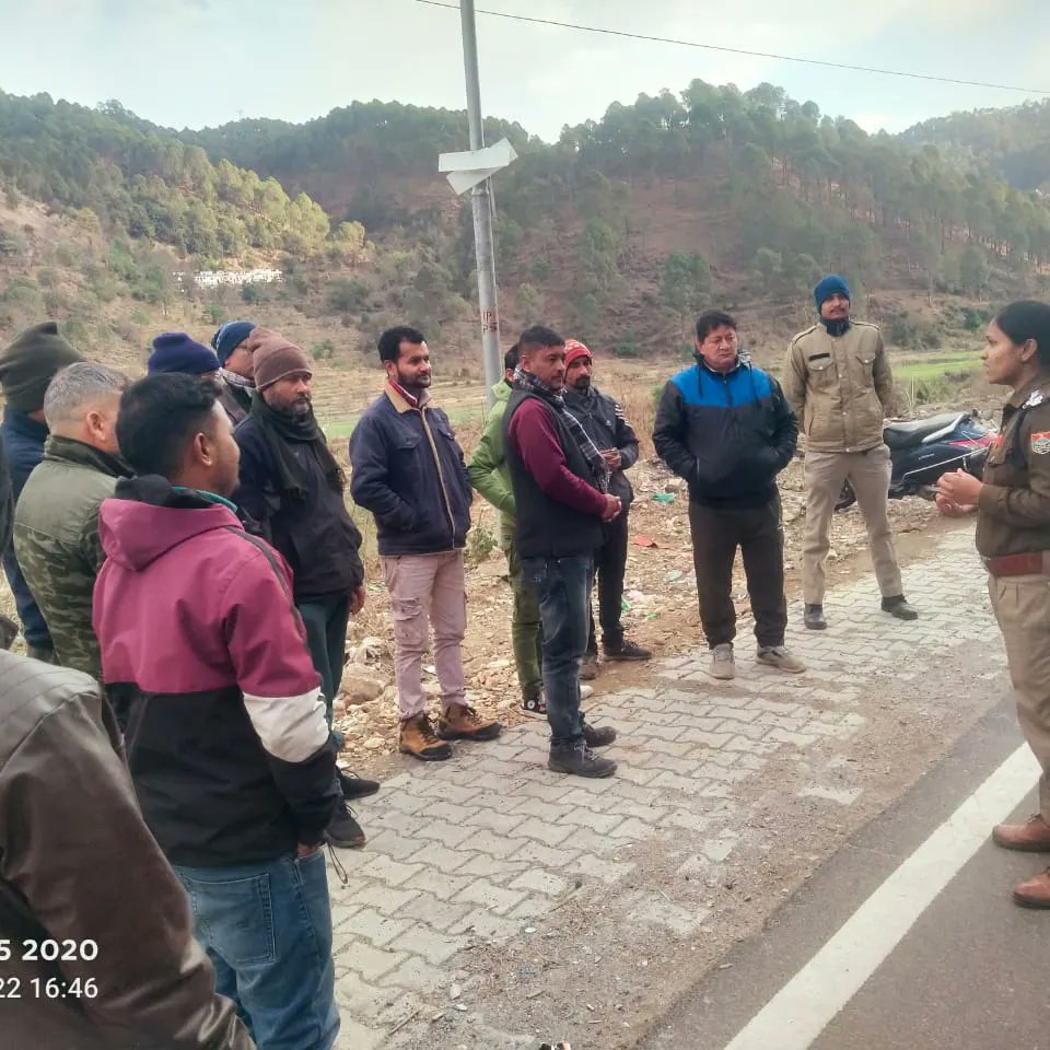 almorapolice's tweet image. 📌सोमेश्वर पुलिस ने थाना क्षेत्र चनौदा में चलाया जागरुकता अभियान
📌ग्रामीणों को साईबर ठगी, नशे के दुष्प्रभाव, सड़क सुरक्षा, किरायेदार सत्यापन, उत्तराखण्ड पुलिस एप व हेल्पलाईन नंबरो की जानकारी देकर किया जागरुक
#AwarenessProgram
#safetypurpose
