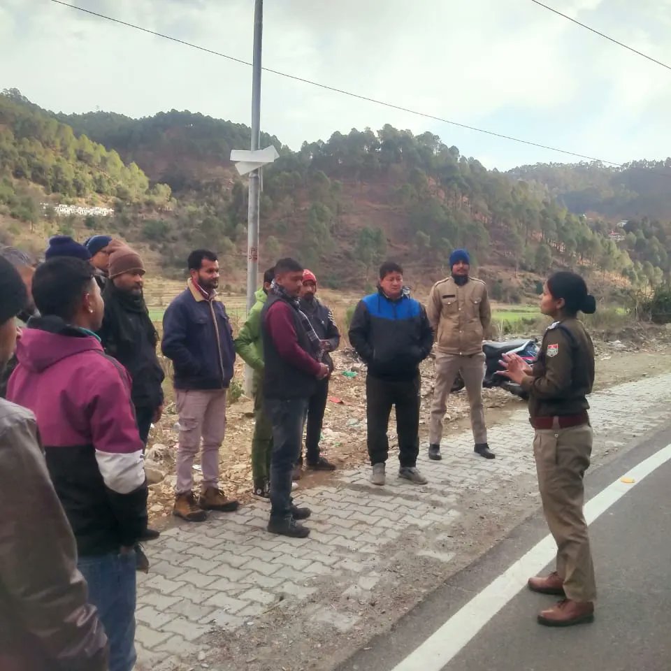 almorapolice's tweet image. 📌सोमेश्वर पुलिस ने थाना क्षेत्र चनौदा में चलाया जागरुकता अभियान
📌ग्रामीणों को साईबर ठगी, नशे के दुष्प्रभाव, सड़क सुरक्षा, किरायेदार सत्यापन, उत्तराखण्ड पुलिस एप व हेल्पलाईन नंबरो की जानकारी देकर किया जागरुक
#AwarenessProgram
#safetypurpose