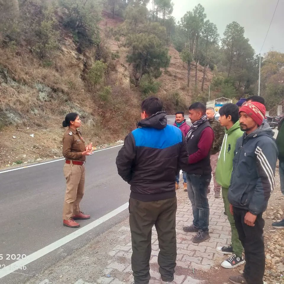 almorapolice's tweet image. 📌सोमेश्वर पुलिस ने थाना क्षेत्र चनौदा में चलाया जागरुकता अभियान
📌ग्रामीणों को साईबर ठगी, नशे के दुष्प्रभाव, सड़क सुरक्षा, किरायेदार सत्यापन, उत्तराखण्ड पुलिस एप व हेल्पलाईन नंबरो की जानकारी देकर किया जागरुक
#AwarenessProgram
#safetypurpose
