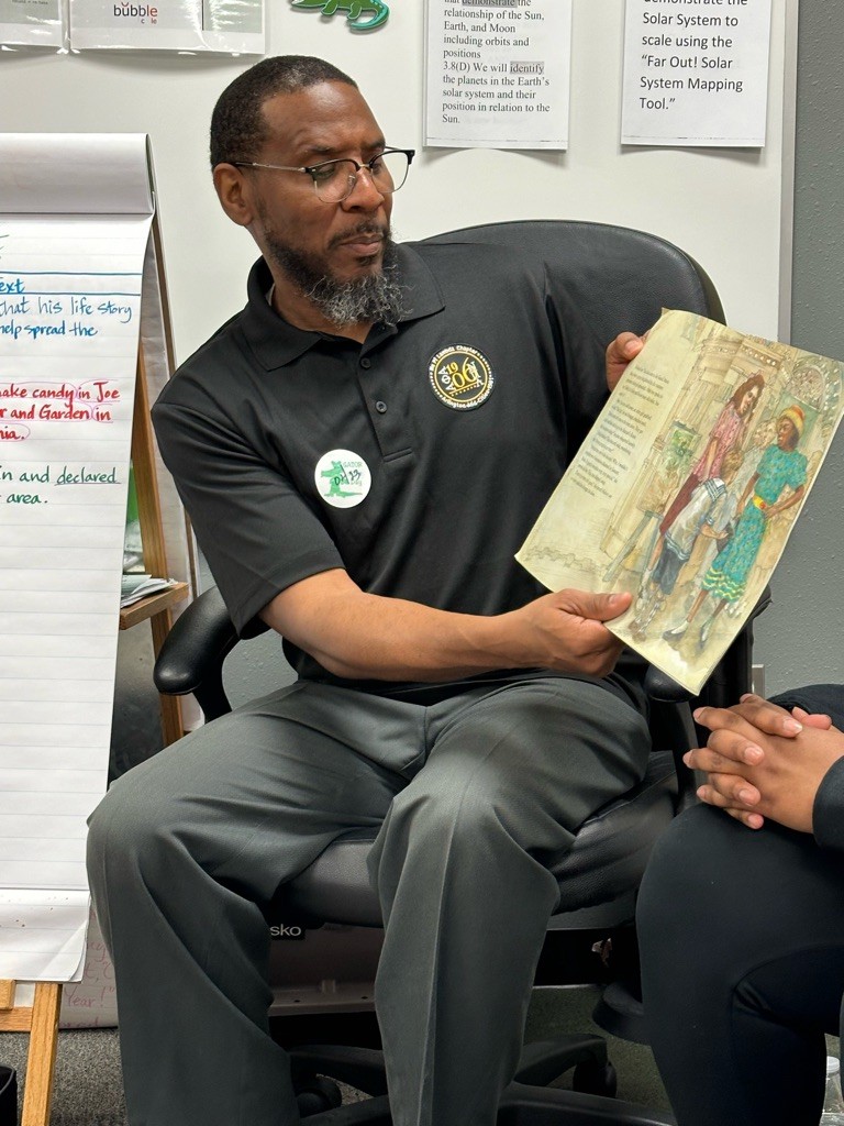 ArlingtonAlphas's tweet photo. "To be an Alphaman means more than just to wear a pin; It requires intrinsic qualities that are developed deep within. The brothers of NΠΛ truly exemplify what it means to be an Alphaman! Brothers participated in 3 African American read ins at three Mansfield ISD schools! https://t.co/RBvclJ46MC