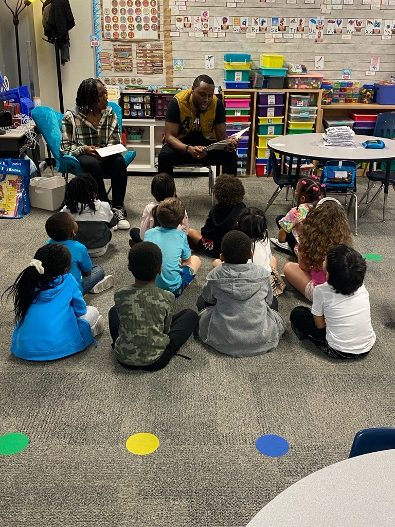 ArlingtonAlphas's tweet photo. "To be an Alphaman means more than just to wear a pin; It requires intrinsic qualities that are developed deep within. The brothers of NΠΛ truly exemplify what it means to be an Alphaman! Brothers participated in 3 African American read ins at three Mansfield ISD schools! https://t.co/RBvclJ46MC