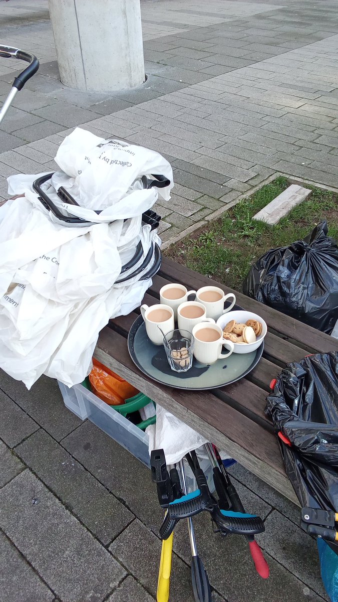 Over 40 bags collected today thanks to 11 of us turning up to support @QuaysLibdem with the #cleanupthequays monthly litter pick. Some kind chap even made us brews and left us some rather scummy biscuits. Well done to all who gave up their time to come and #volunteer 👍😍👍