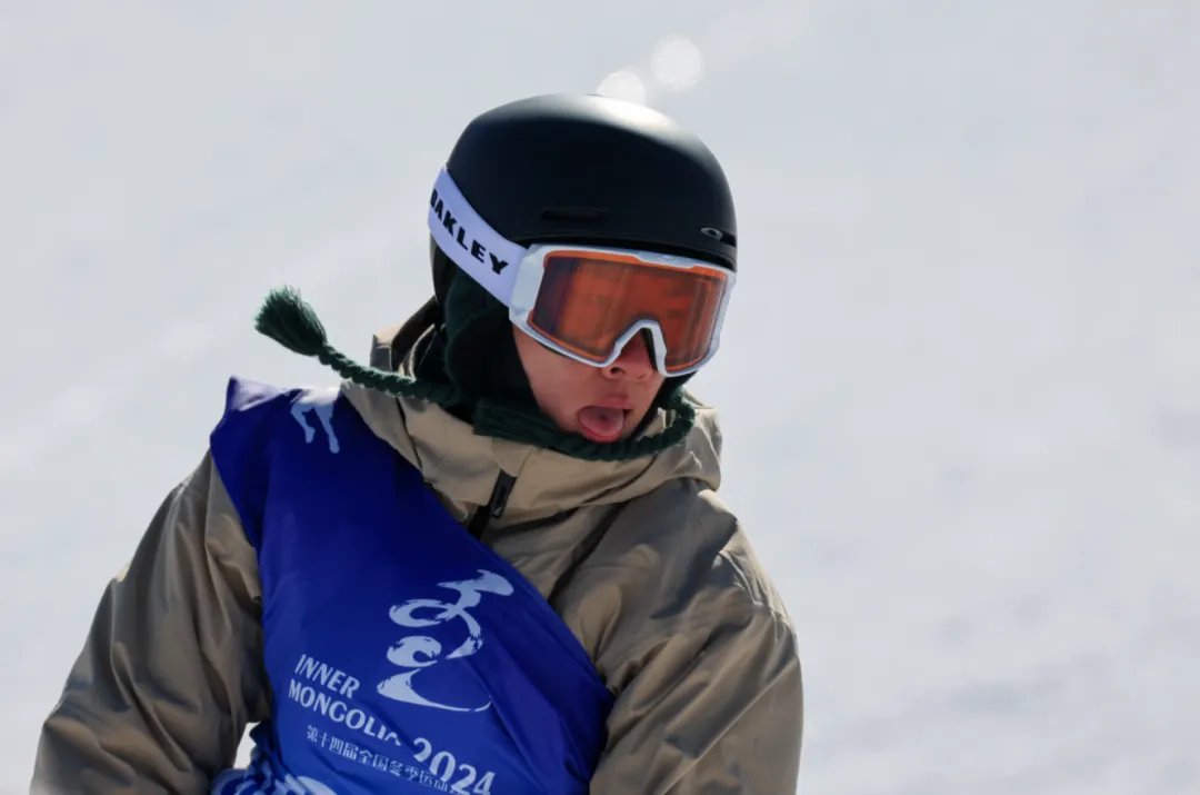 2月24日，“十四冬”单板滑雪公开组男子坡面障碍技巧比赛在扎兰屯金龙山滑雪场进行，山西队运动员苏翊鸣以96.60分的成绩斩获金牌