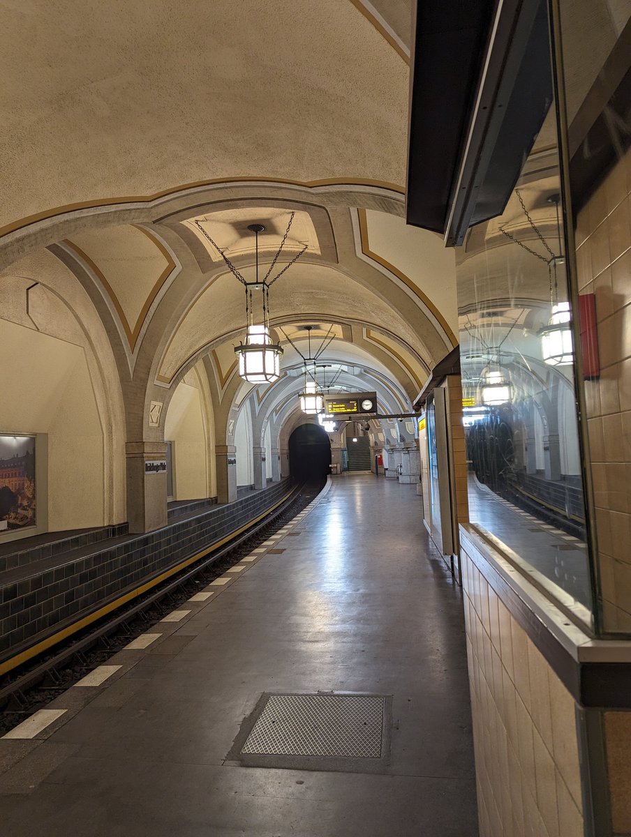 Immer wieder schön. U-Bahn-Station Heidelberger Platz in Berlin -Wilmersdorf. Einer der schönsten Bahnhöfe der S-Bahn.