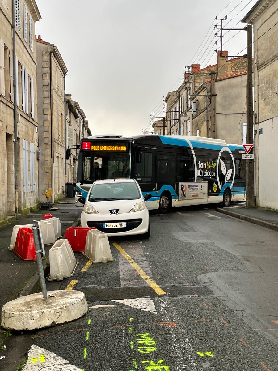 Voilà où mène l’égoïsme de certains automobilistes. On s’octroyant une place où il est interdit de stationner, celui-ci bloque les bus et toute la circulation d’un axe important depuis plus de 30 minutes.