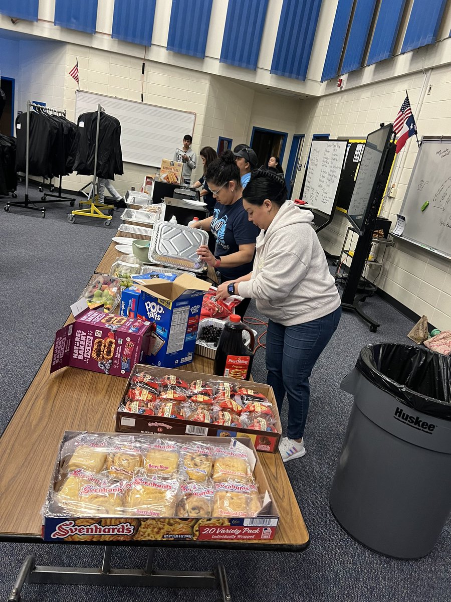Elsik HS mamas are working hard making sure our band baby’s are feed well before their performance @RODEOHOUSTON parade. My favorite part of being a fine arts parent. @ElsikNGCRams @ElsikHighSchool @RenferdJoseph @ElsikBand