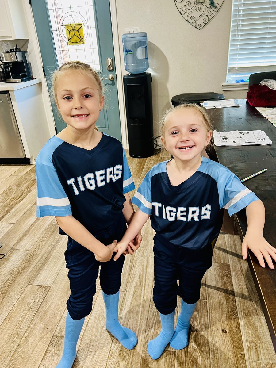 CoachCurry8's tweet photo. First day of softball for my little Tigers!🥎🐯💙 https://t.co/Z9dJPPVO8N