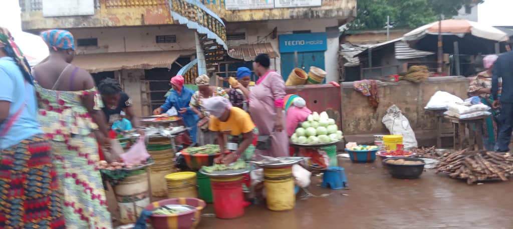 MountagaP281's tweet photo. Sous le soleil brûlant de Sonfonia, se dévoile un univers bouillonnant de vie et de couleurs :
 le marché local. Arpentant les allées étroites, on plonge dans une symphonie sensorielle où chaque étal dévoile une facette unique de la culture locale. https://t.co/gIzNkH1mM7