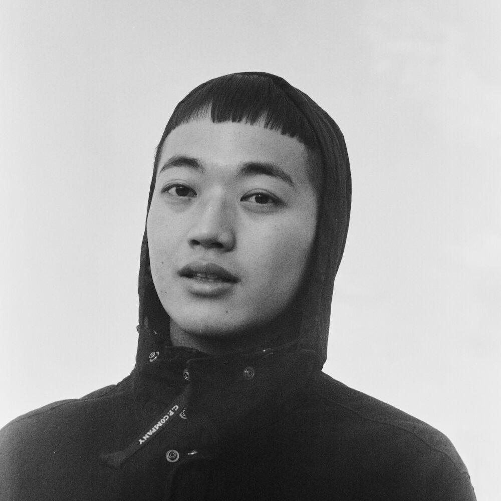 【POP YOURSアーティスト紹介 DAY1】

1999年生まれで神奈川県横須賀市出身のラッパーJUMADIBA

名前の読み方はジュマディバで、その由来はネルソン・マンデラの敬称である「MADIBA」と、自分の本名に入っている「JU」の音を繋げたところから来ている。

昨年にはkZm(<a href="/kazuma9393/">kZm</a>