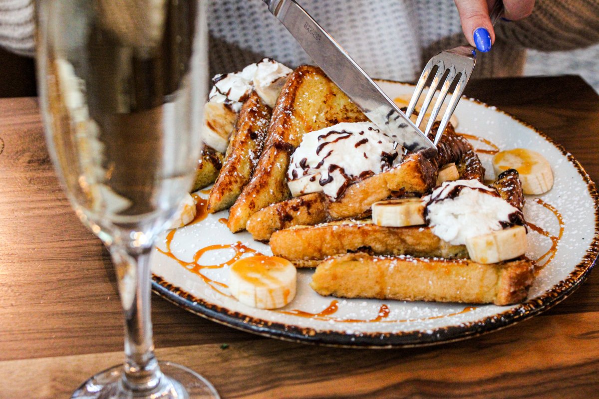 Slices of heaven 🤤 Dig into our French toast topped with bananas, caramel drizzle, and whipped cream! Pair it with a glass of bubbly or mimosas to kick off the weekend! 🥂🍞🍌

#grantparkbistro #mimosas #bottomlessbrunch #bottomlessmimosas #chicagobrunch #frenchtoast