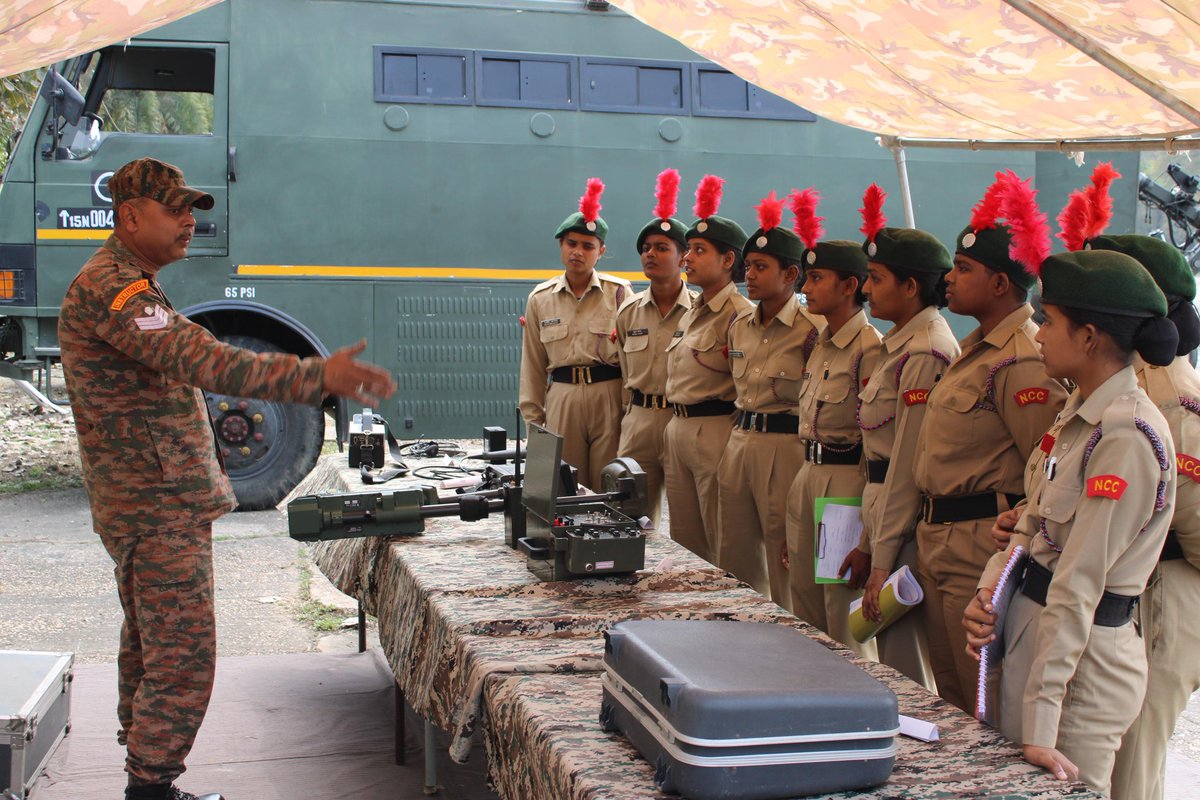 easterncomd's tweet image. #IndianArmy
#BrahmastraCorps
#ForgingtheFuture
An Engineer Equipment Display was organised by Brahmastra Sappers for cadets of #NCC Battalion at Kanchrapara Military Station on 24 Feb 2024. Cadets were briefed on various engineering equipments and their capabilities. The visit…