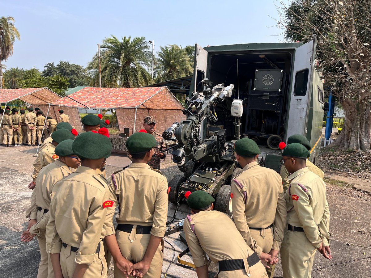 easterncomd's tweet image. #IndianArmy
#BrahmastraCorps
#ForgingtheFuture
An Engineer Equipment Display was organised by Brahmastra Sappers for cadets of #NCC Battalion at Kanchrapara Military Station on 24 Feb 2024. Cadets were briefed on various engineering equipments and their capabilities. The visit…