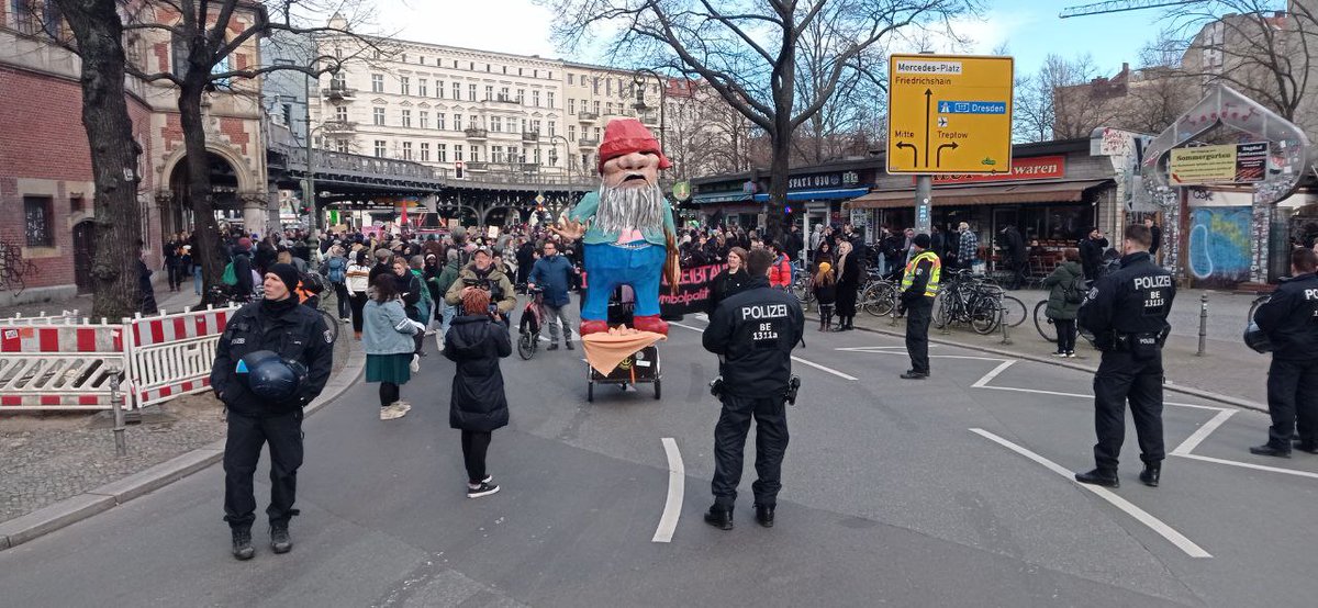 Riesengartenzwerg macht Kreuzberg unsicher. Sieht @kaiwegner verblüffend ähnlich und kann nur Zaun, Zaun, Zaun. #GörliBleibtAuf