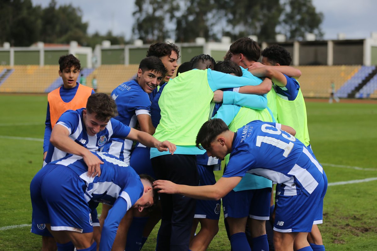 FCPorto's tweet photo. Vitória #MarcaPorto no Clássico sub-19 🔵⚪️
⚽️ Afonso Leite e Tiago Andrade 
#FCPortoSub19 https://t.co/yD0747Lpo2