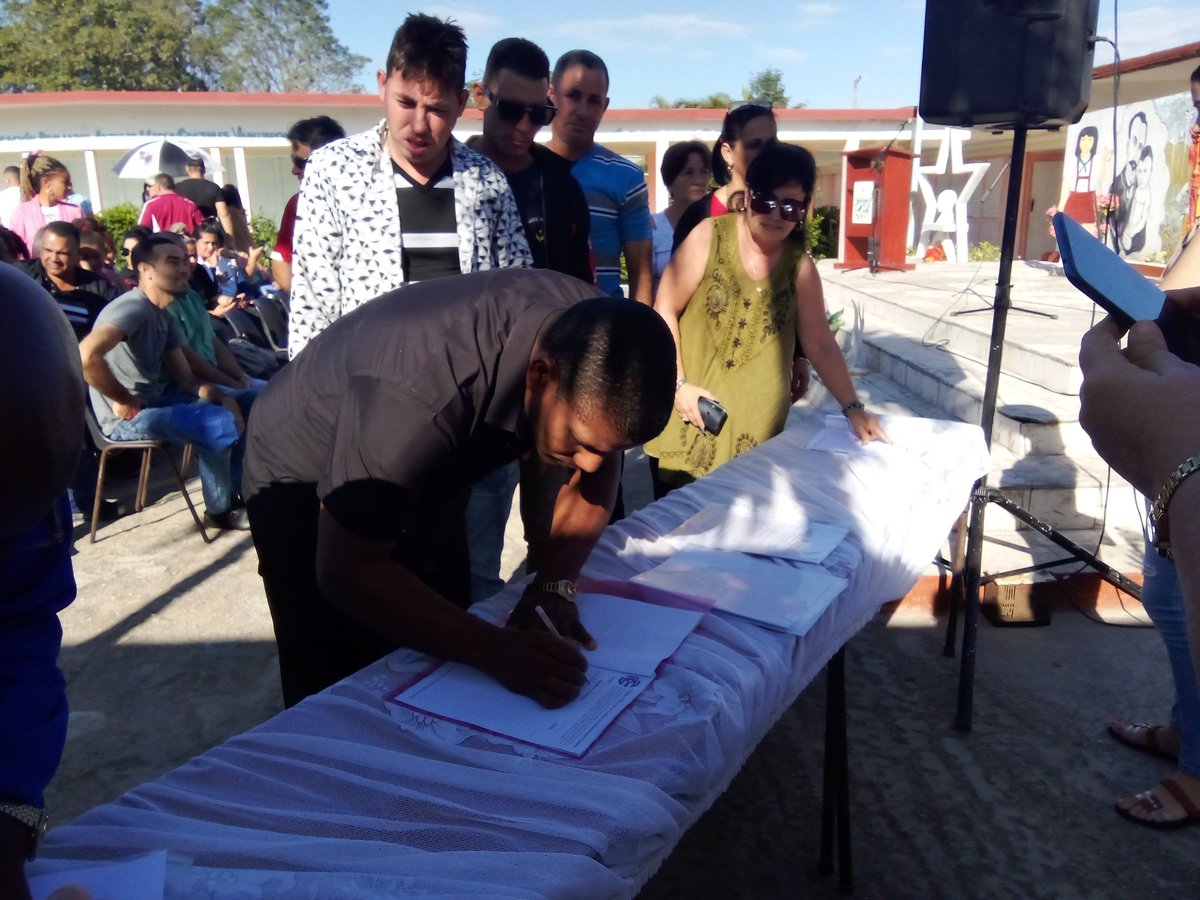 AHORA en #Chambas firma del Código de Ética de los cuadros de la #RevolucionCubana.