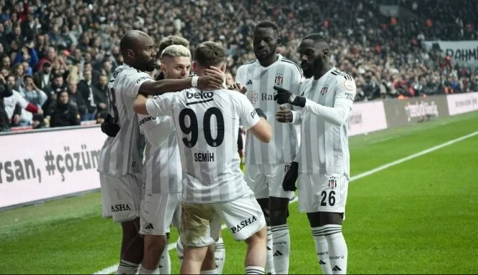 Pppppp4455's tweet photo. Beşiktaş'ta İstanbulspor öncesi son durum

Beşiktaş, Trendyol Süper Lig'in 27. haftasında 25 Şubat Cumartesi günü İstanbulspor'a konuk olacak. https://t.co/lClZEORV1F