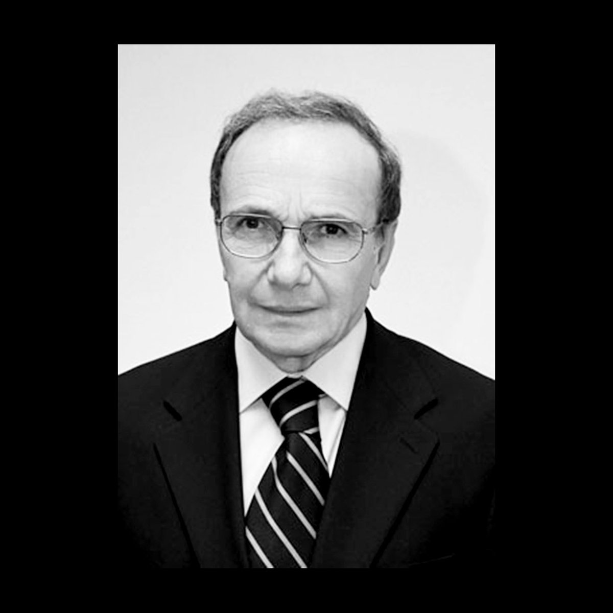 Prof. Dr. Metin Heper'in cenazesi, 26 Şubat 2024 Pazartesi günü öğle namazını müteakip Doğramacızade Ali Paşa Camii'nden kaldırılacak ve Karşıyaka Mezarlığı'nda defnedilecektir.