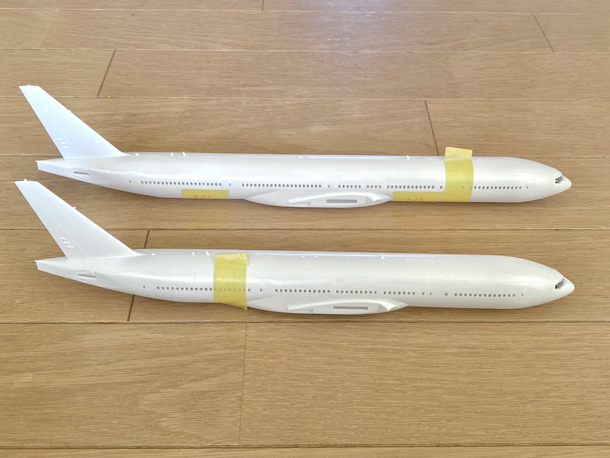 #旅客機プラモ
ハセガワ1/200 B777-9 製作過程1

今回は772,77Wと788の3キットを使用して製作しています！ANA発注分はプラグドア無しの4ドア構成なので、機首部と中央翼は772、後部は77W、さらに延長された箇所は輪切りで。窓配列は製造中の実機写真を参考にしました。が、納入時は多少違うかも！