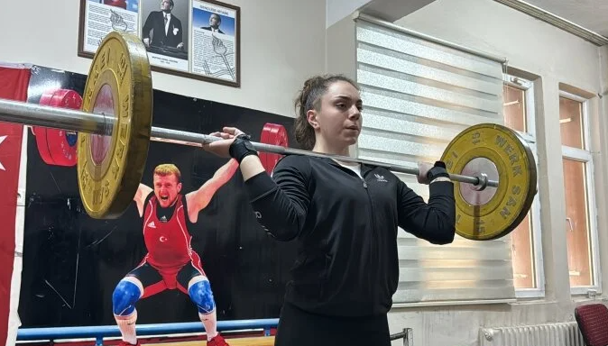 Pppppp4455's tweet photo. 🏋️‍♀️Çocuk oyun parkında keşfedildi, halterde Avrupa şampiyonu olmak istiyor!

Kayseri'de, salıncakta sallanırken hemcinslerine göre olan büyüklüğüyle dikkati çeken Yağmur, antrenörünün desteğiyle başladığı halterde Avrupa şampiyonluğunu hedefliyor. https://t.co/42iwbz9sCN