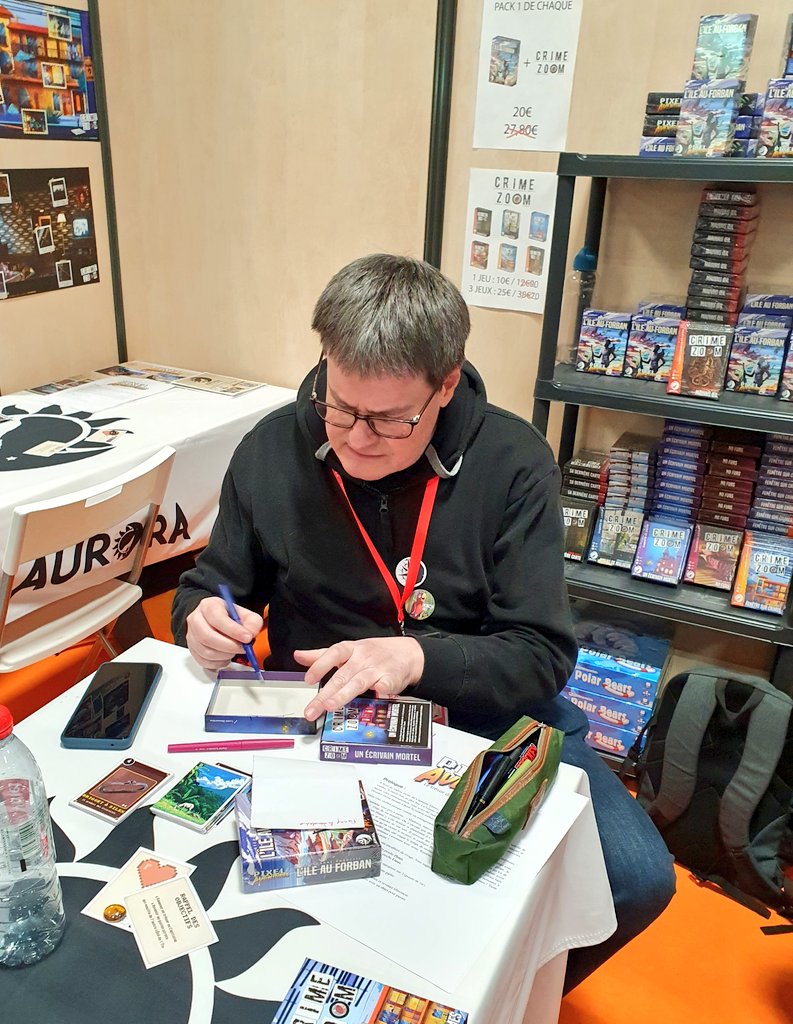WENDLINGauthier's tweet image. Stéphanie Anquetil @SleuthGames me dèdicace son jeu point &amp;amp; click PIXEL AVENTURE, sur le stand @AuroraGamesFr.

Evidemment, je fais exprès de bouger la table pour le gêner quand il écrit 😈
