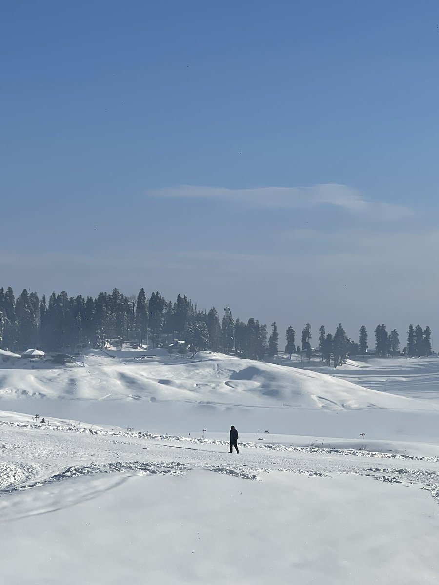 A room with a view…when you wake up to this! #snow #winter #gulmarg #kashmir #winterbeauty #valley #morning