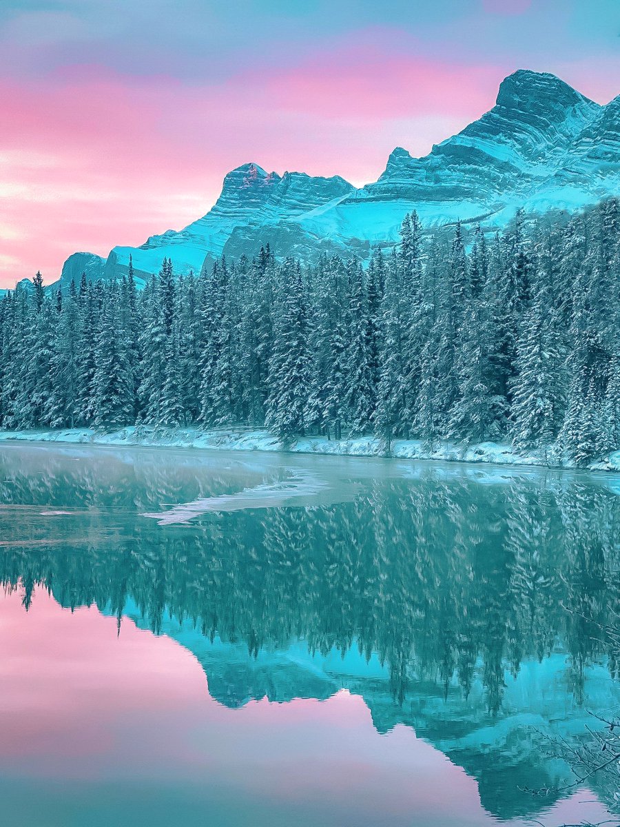 The sun and I decided to rise to the occasion. And I’m grateful to bask in her glory. Good morning👋☕️ It feels like -6deg in Calgary right now. I hope you get to enjoy, and relax this weekend. 📍Banff, Alberta