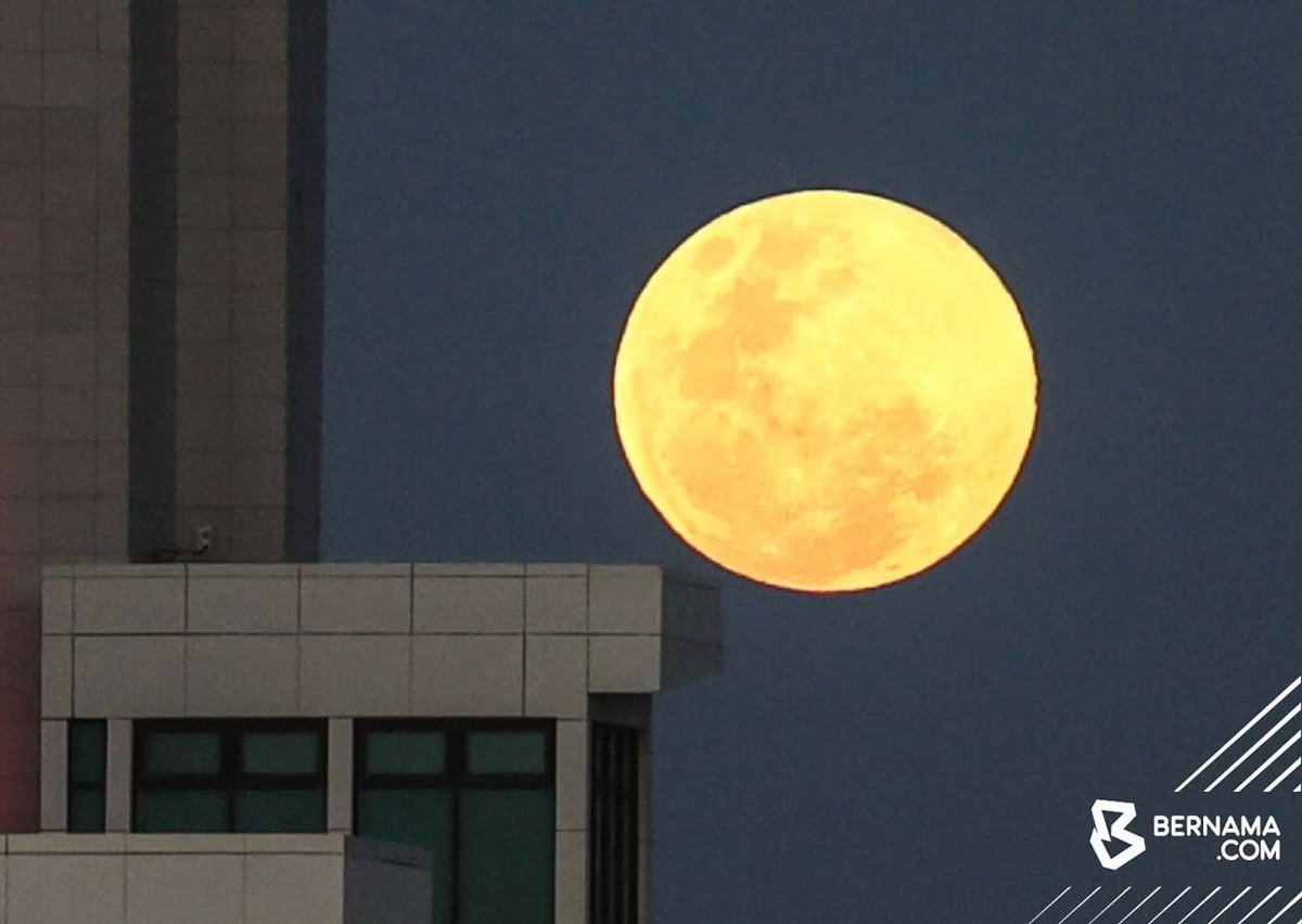 bernamadotcom's tweet photo. Pemandangan bulan purnama pada malam Nisfu Syaaban 1445H yang terbit di tengah-tengah Jambatan Angkat Kuala Terengganu di Dataran Panoramik, hari ini.

Bulan purnama tersebut juga turut dikenali sebagai ‘Bulan Salji’ (Snow Moon).

📷 Fikiri Osman | BERNAMA

#BernamaNews
#BernamaImages
#NisfuSyaaban