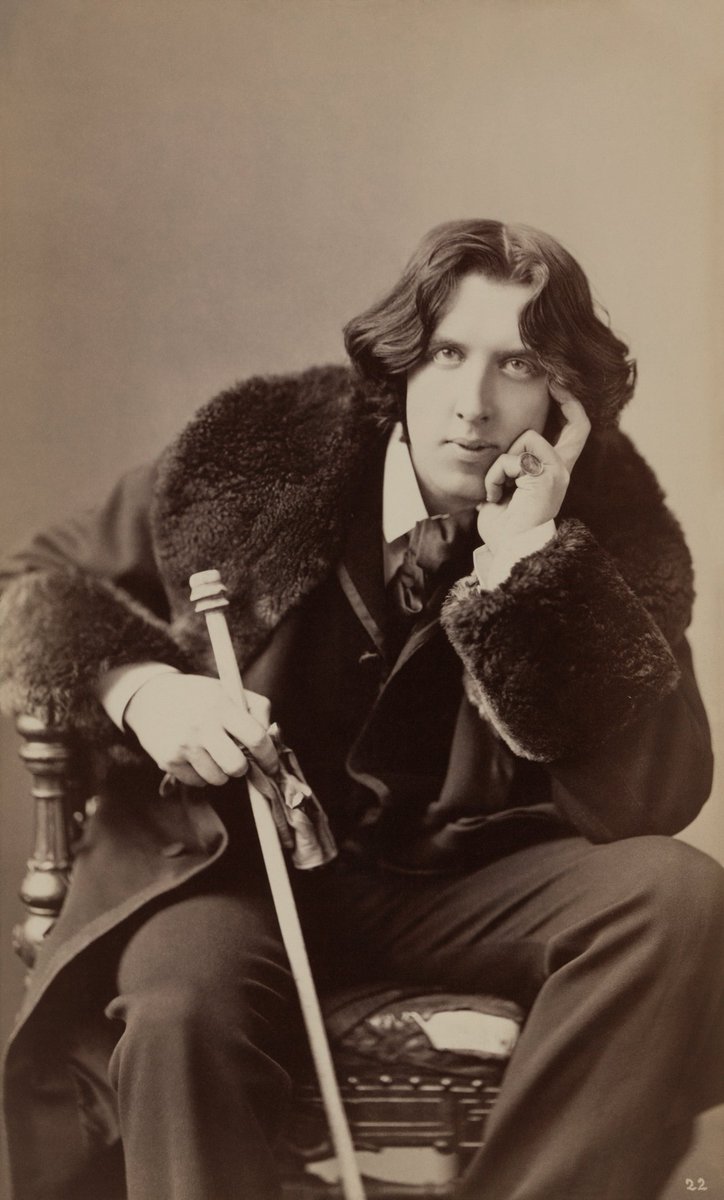 🧵 HISTORICAL BICONS 🩷💜💙 Oscar Wilde (1854 – 1900) was an Irish bisexual poet and playwright. After writing in different forms throughout the 1880s, he became one of the most popular playwrights in London in the early 1890s.