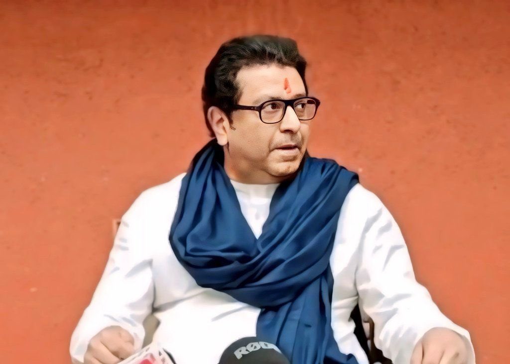 RajThackeray's tweet photo. आगामी निवडणुकांच्या पार्श्वभूमीवर कल्याण-डोंबिवली आणि भिवंडीतील माझ्या पदाधिकाऱ्यांशी संवाद साधला. त्यानंतर माध्यमांशी मी संवाद साधला, त्या संवादातील काही महत्वाचे मुद्दे 

१) एखाद्या व्यासपीठावर दोन पक्षांचे प्रतिनिधी एकत्र आले म्हणजे युत्या, आघाड्या झाल्या असं होत नसतं. माझे नेते आणि मी महाराष्ट्रातील मतदारसंघांचा आढावा घेत आहोत, तिथल्या आमच्या पदाधिकाऱ्यांशी बोलत आहोत. जे काय सांगायचं ते योग्य वेळ आली की सांगेनच. 

२) महाराष्ट्राच्या राजकारणाचा सध्या जो विचका झाला आहे तसा मी ह्या आधी कधीच पाहिला नव्हता. आता जनतेनेच ह्यांना वठणीवर आणणं गरजेचं आहे, अन्यथा ह्यांना असंच वाटत राहणार की आमचं कोणीच वाकडं करणार नाही. आणि जनतेने वेळीच पाऊल उचललं नाही तर महाराष्ट्राचं राजकारण अजून गाळात जाईल. 

३) वरती केंद्रात नरेंद्र मोदींना पंतप्रधान करायचं आहे म्हणून खाली जे वाट्टेल ते सुरु आहे ते चूकच आहे. आणि फक्त आजच्यापुरता विचार करून चालणार नाही. आज अनेक तरुण तरुणी राजकारणात येऊ इच्छित असतील तर त्यांच्यासमोर काय आदर्श आपण ठेवतोय? त्यांच्यासमोर जर शिवीगाळ करणारे, एकमेकांना वाट्टेल ते बोलणारे असे आदर्श असतील तर ते तरी का येतील राजकारणात?

४) मी जे आधी बोलतो ते कालांतराने लोकांना पटतं. मी जे बोलतो ते कायम विचारपूर्वक बोलतो. मराठा आरक्षणाबद्दल मी आधीच बोललो होतो, तसंच मतदान पण ईव्हीएमच्या ऐवजी मतपत्रिकेवर घ्या हे मीच आधी बोललो होतो. जगभरात सर्वत्र जर मतदान मतपत्रिकेवर होत असेल तर ते भारतात ईव्हीएमवर का हा माझा प्रश्न तेंव्हाही होता आणि आज पण आहे. मध्यंतरी एक बातमी आली होती की मतदान झाल्यावर तुम्हाला एक स्लिप येणार, त्याचं काय झालं ?

५) महाराष्ट्रात फेब्रुवारी महिन्यातच पाण्याची स्थिती भीषण आहे, अनेक भागांत दुष्काळ आहे, ह्या सगळ्याकडे लोकांचं दुर्लक्ष व्हावं म्हणून जातीचे आधार घेतले जातात. महाराष्ट्रात मराठी मुलामुलींना उत्तम शिक्षण मिळत नसेल त्यांना नोकऱ्या मिळत नसतील आणि महाराष्ट्र इतकं समृद्ध राज्य असून जर असं होत असेल तर हे महाराष्ट्राचं दुर्दैव आहे. 

६) आपल्याकडचे महापुरुष आपण जातींमध्ये विभागून टाकलेत. कधीही छत्रपती शिवाजी महाराजांचं नाव न घेणाऱ्या शरद पवारांना आज महाराज आठवलेत. महाराजांचं नाव घेतलं तर मुसलमानांची मतं जातात असं त्यांना वाटत असावं म्हणून ते बहुधा त्यांचं नावच घेत नव्हते आणि आता अचानक त्यांना महाराजांची आठवण येत आहे. 

७) आमदार गणपत गायकवाडांनी पोलीस स्टेशनमध्ये जाऊन गोळीबार केला, एखादा माणूस इतक्या थराला का जातो ह्याचा विचार पण करावा लागेल. इतक्या टोकाचं पाऊल उचलण्याची स्थिती कोणी आणली ह्याची पण चौकशी व्हावी. 

८) मराठी भाषेला अभिजात दर्जा मिळायला हवा पण आज किती राजकारण्यांना मराठीचा अभिमान आहे, किती प्रेम आहे त्यांना भाषेबद्दल? अशी लोकं काय मराठी भाषेसाठी पाठपुरावा करणार आहेत. मी नेहमी सांगतो की राज्यात हे तिथलेच स्थानिक पक्ष हवेत. कारण त्यांना त्या राज्याविषयी, त्या राज्याच्या भाषेविषयी आस्था असते.
