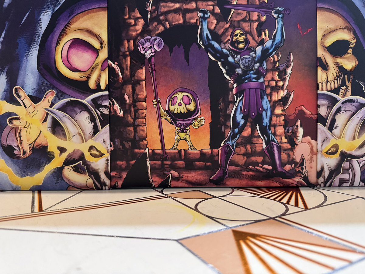 Got a pleasant surprise delivered today. My <a href="/MOTUTalk/">MastersOfTheUniverse</a> x <a href="/veefriends/">VeeFriends</a> came and they look simply gorgeous! Great collab <a href="/garyvee/">Gary Vaynerchuk</a> Now to keep my mitts off ‘em! #VeeFriends