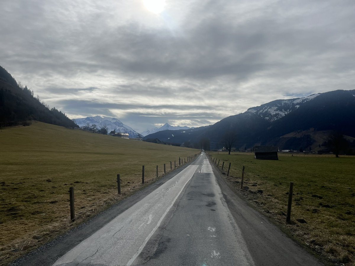 Purplesnow_info's tweet photo. Eindelijk is t weer wat kouder in Oostenrijk. Gisteren, vrijdag, de hele dag sneeuw. Foto donderdag en zaterdag Maishofen bij Zell am See-Saalbach. https://t.co/QDvqp1rl9j