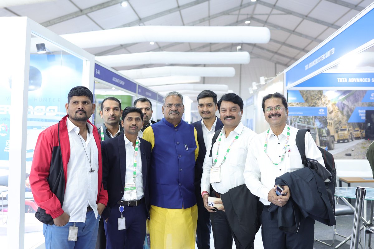 ShivajiAdhalrao's tweet photo. मोशीमधील डिफेन्स एक्सपोची डायनालॉगसह अनेक नामवंत कंपन्यांनी वाढवली ख्याती,
संरक्षण विभागाशी निगडित विविध उपकरणांची आस्थेवाईकपणे केली चौकशी !
.
.
#dynalog #defence
#adhalraopatil #shivsena #shirur https://t.co/gV8Q0vnxi2