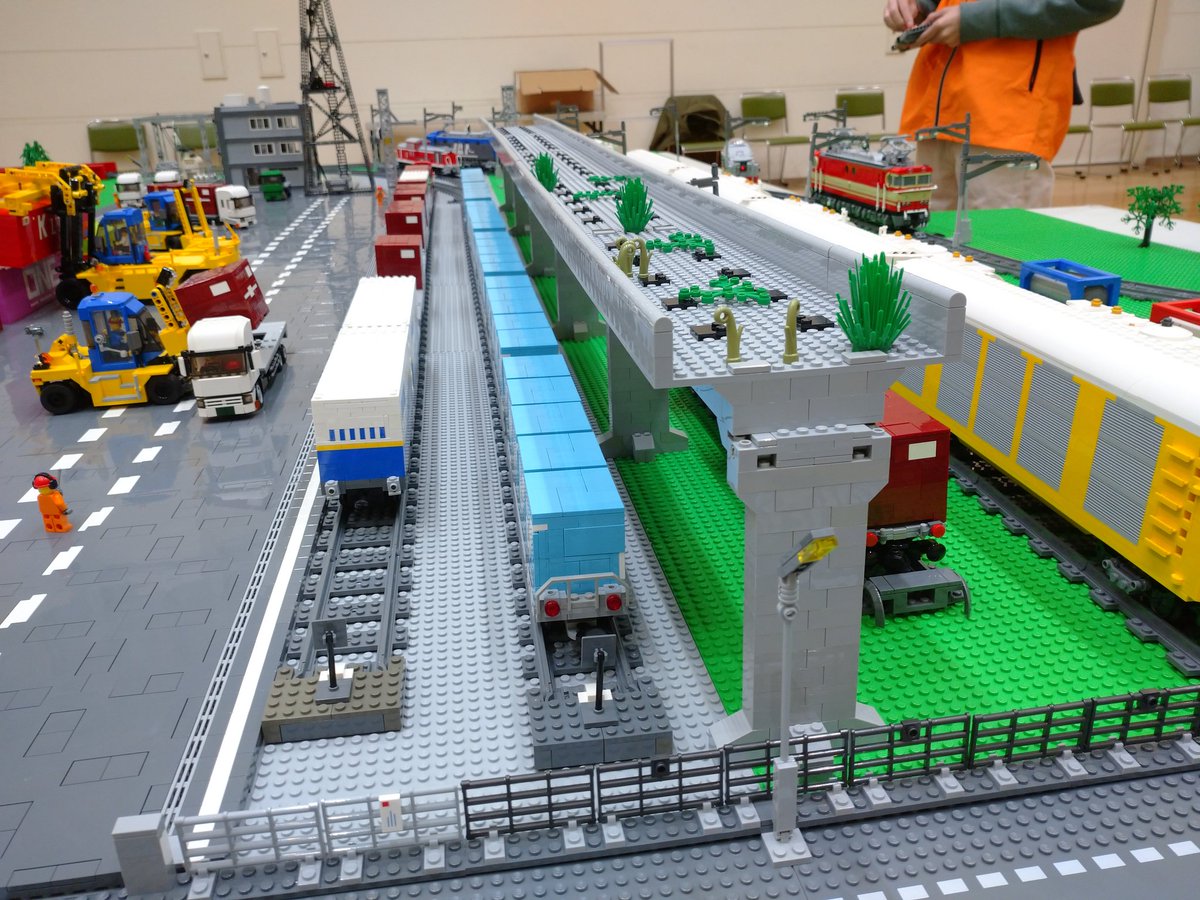 hikari3451's tweet photo. 今回の貨物駅最大のチャームポイントは、未成線の遺構である高架橋 https://t.co/f96JJ83pNW