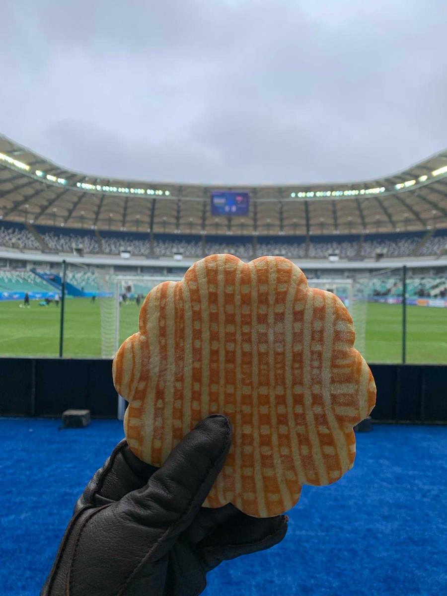 Hey <a href="/FootyScran/">Footy Scran</a>, what do you think of this half-time Uzbekistan sweet treat at Milliy Stadium perfectly modelled by <a href="/Timmy_Morgs/">Tim Morgan</a> hand? 🏟️

🇦🇺 60 cents AUD

#UZBvAUS LIVE now on Paramount+