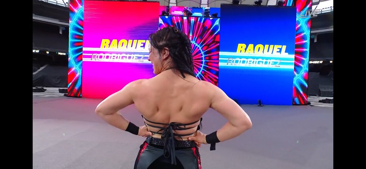Malkatron's tweet image. These girls with shoulders that put mine to shame 😫 #WWEChamber  #BoulderShoulder