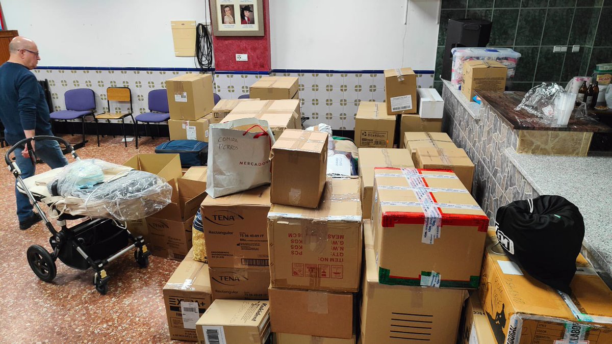 RobertoSCaudet's tweet photo. Fallas HOY disponibles para donaciones por el incendio de #Campanar:

📍Generales
General llorens, 4
📍Acacias
Rosales, 15
📍Andrés piles
Salvador Tusset, 19
📍María Fernanda 
Manuel Meliá y Fuster, 4
📍Tamarindos 
Pz. Pablo Picaso, 2
📍Escultor 
Tenor García Romero, 2 https://t.co/68CnSJ700i