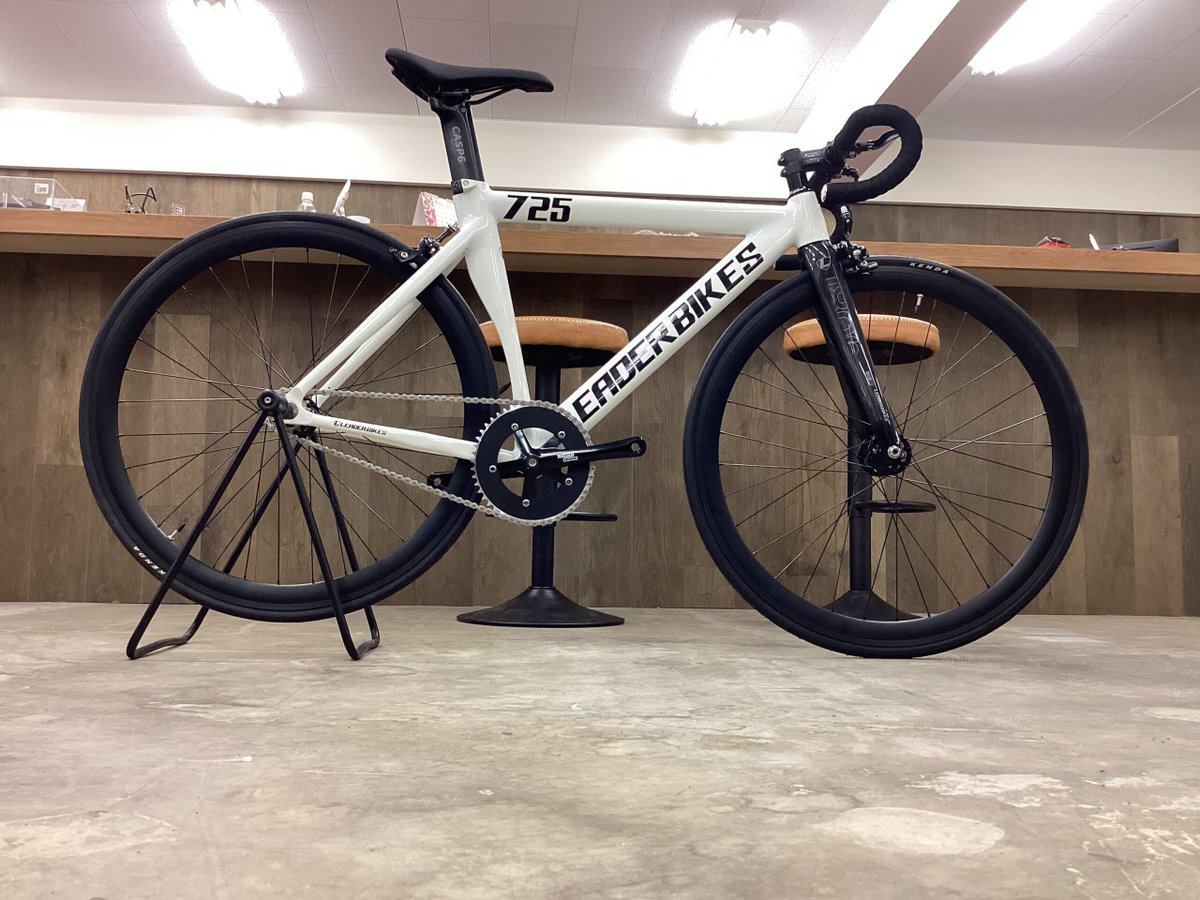 buychari's tweet photo. 【浜松店　店舗情報】🚲

ピストバイク2台入荷いたしました！
●LEADER BIKES 「リーダーバイクス」
●TYRANT BIKES 「タイラント バイクス」 KAGERO
になります。

その他にもフレームのみもございますので気になる方はぜひお問い合わせくださいませ✨
＃バイチャリ
＃浜松店
＃LEADERBIKES https://t.co/pTk4R801RC