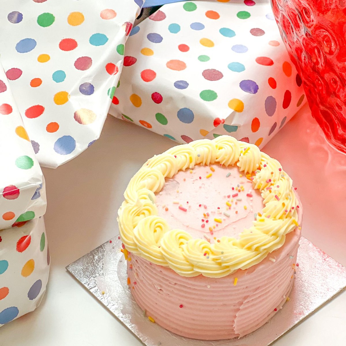 It's the lovely <a href="/_GemmaDorling/">Gemma Dorling</a> 's birthday today 🎉

Gemma is the backbone behind the #21toWatch and <a href="/CamTechPod/">Cambridge Tech Podcast</a> 
Plus a myriad of other social activities for cofinitive and our clients.

Have a great day Gemma - and we dare you to eat that cake in one go! 🎂