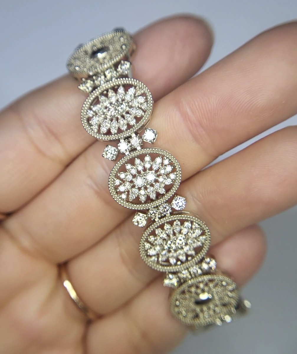 Artie_18K's tweet image. 대출금 다 갚고 위시였던 팔찌 데려옴ㅠㅠ 실물로 보니까 더 좋다 너무 예뻐🥹🥹🥹
사장님이 엄청 싸게 해주심♡