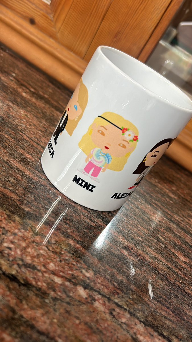 miniolmo's tweet photo. a desayunar, el tipo de regalo k necesitaba a los 27 🫰🏼 https://t.co/cFbrabsJsL
