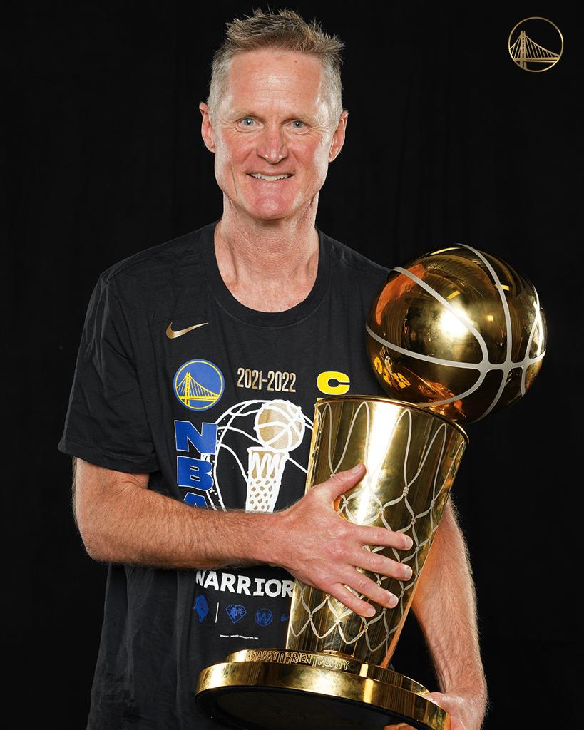 BBallers4ever's tweet photo. ➡️Tras esta renovación, el técnico estadounidense cumplirá más de 10 temporadas en el club, desde que llegara en la 14-15, consiguiendo, desde entonces, 4 anillos para la vitrina de la franquicia de San Francisco. https://t.co/Y1tNaZVSGx