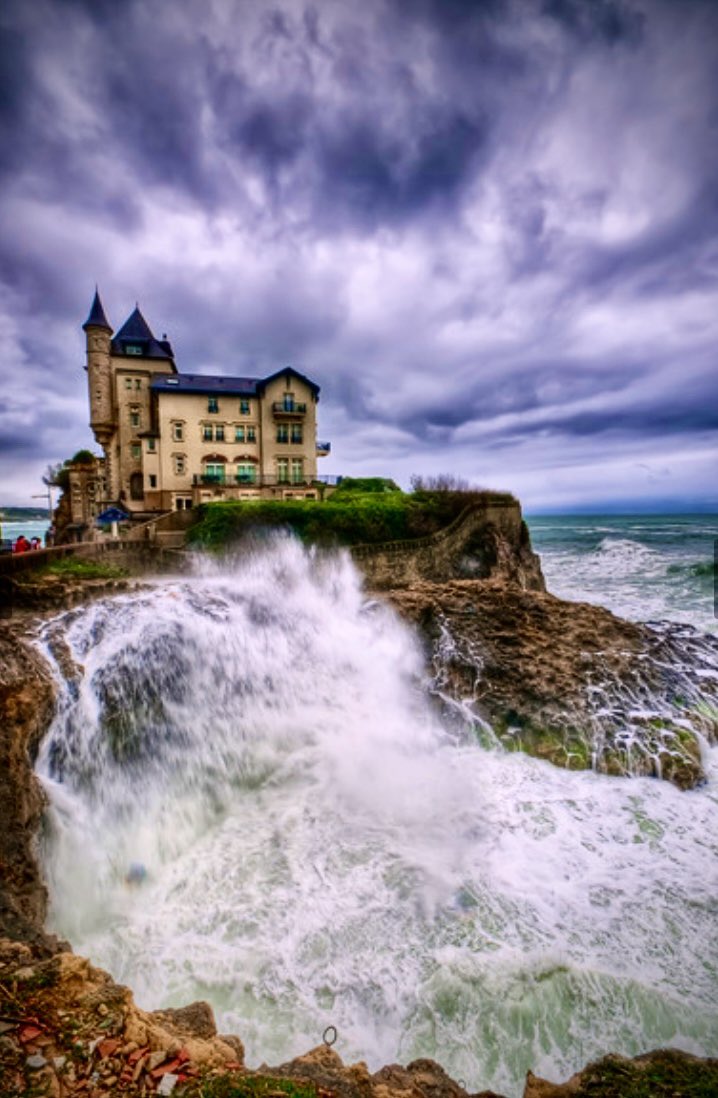 Desde Biarritz capeando el temporal como se puede 😅. En días así es cuando nosotros debemos darle luz y color, es solo cuestión de actitud. 
Feliz sábado y a disfrutar cada momento porque es único! 🫶💫🌟✨🤍❤️
#FelizFinDeSemana #Invierno #BuenaVibras #momentos