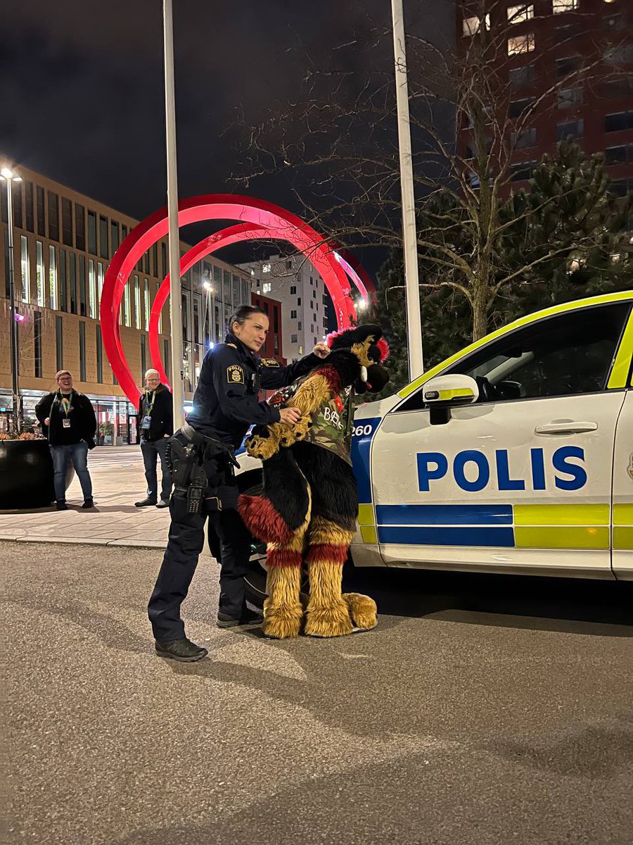 LunaLovesword's tweet image. НУ НИФИГА СЕБЕ, я тоже хочу такую фотку с горячей шведской полицейской!! 😱💙🌌♥️🦾😁
Опять фурри всех девчонок увели!!
#NFC24 #fuzzcon #furry #furryfandom