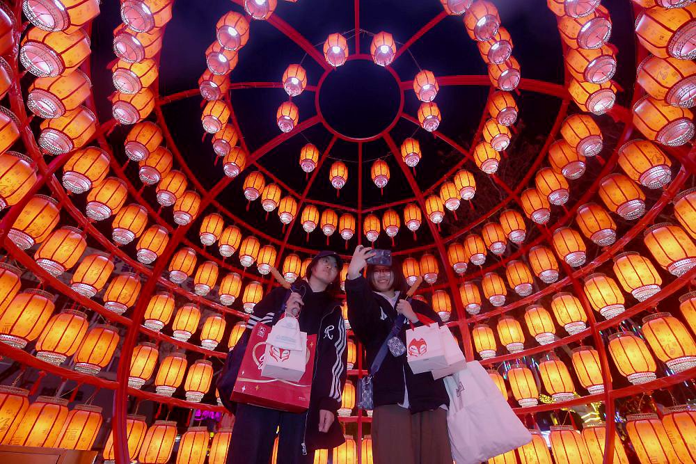 The #LanternFestival🏮, which falls on the 15th day of the first month on the Chinese lunar calendar, marks the end of the #SpringFestival🧧 celebrations. The festivities are characterized by a bustling atmosphere with brilliant lanterns adorning the streets of #Shandong. People