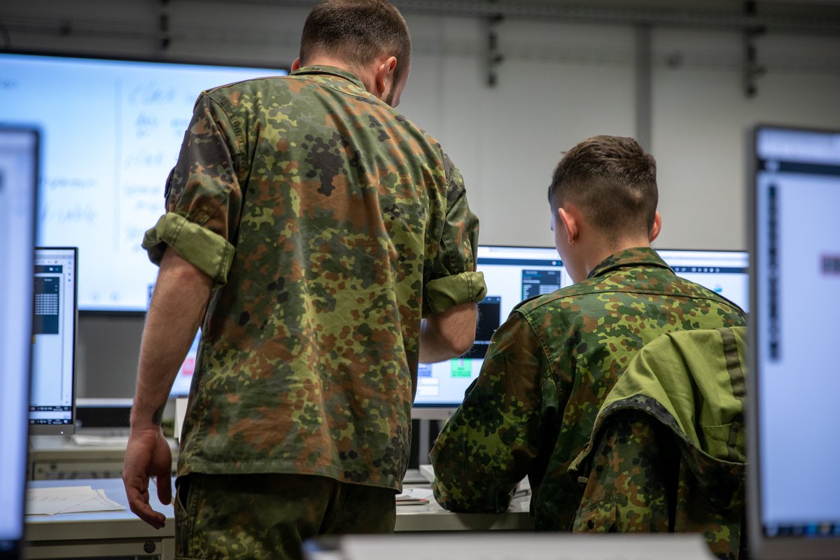cirbw's tweet photo. Zweiter Jahrestag 🇷🇺 Angriffskrieg gegen die #Ukraine! #CIR bildet bei #EUMAM 🇺🇦Cyberkräfte aus. 🫡 Diese IT-Spezialisten verteidigen dann ihre Heimat z.B. durch Sicherstellen der #Führungsfähigkeit in allen #Dimensionen🌐! Ein Auftrag mit hoher Priorität!🤝 https://t.co/5jquOdSLpC