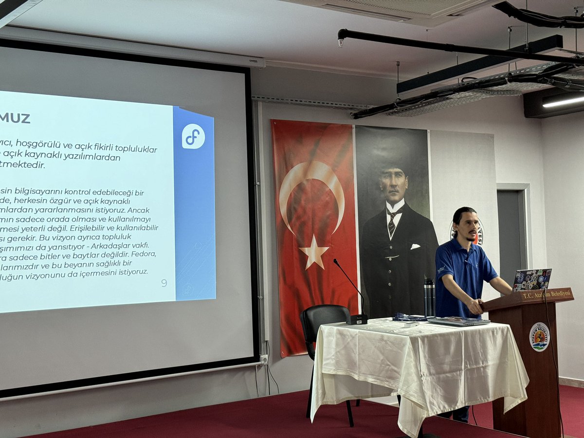 Başladık 🚀 <a href="/onuralpszr/">Onuralp S.</a> Fedora Projesi Topluluğu konuşması ile sahnede.