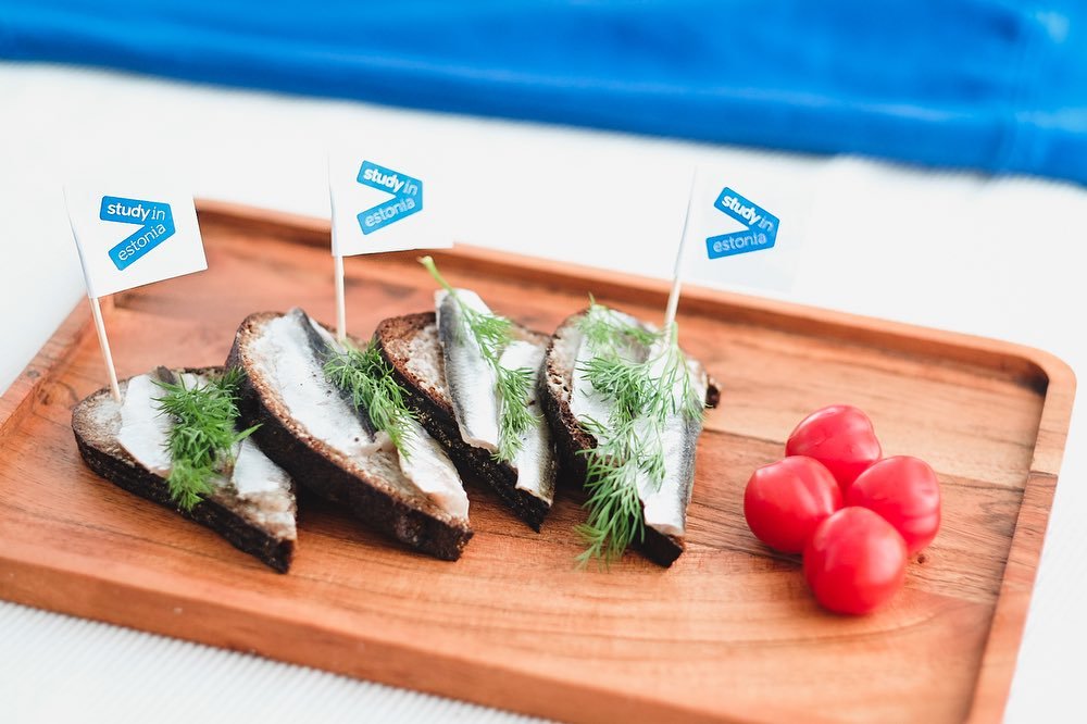 Palju õnne, kallis Eesti!
Today we celebrate #Estonia’s 106th Independence Day. But our thoughts are also with Ukranians. We stand with #Ukraine🇺🇦 and the people fighting for their freedom.
Elagu Eesti 🇪🇪
Slava Ukraini 🇺🇦
#ev106