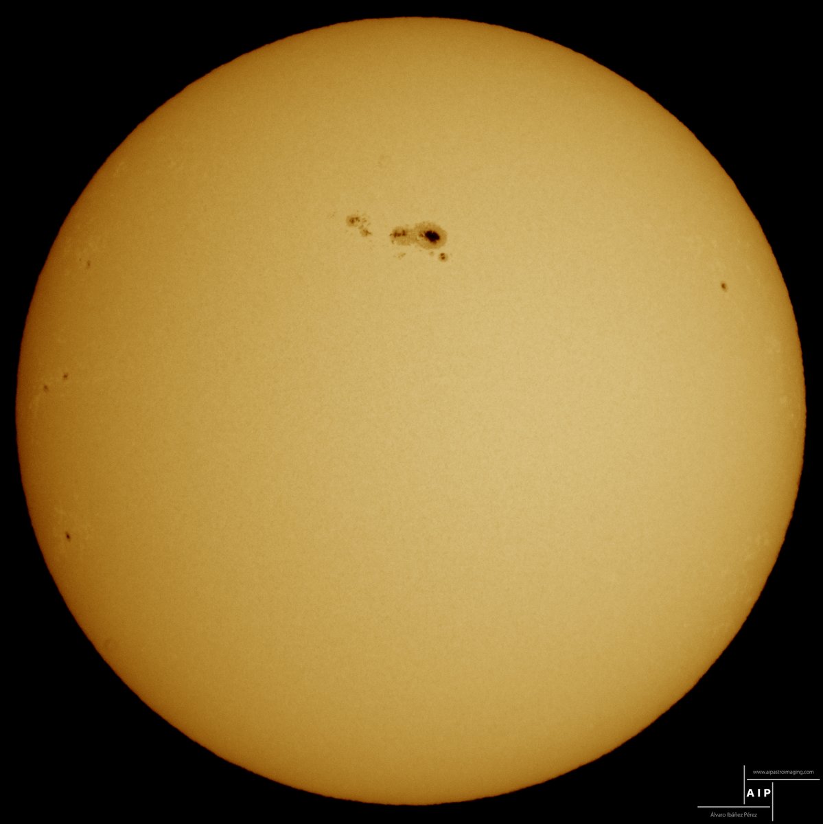 El Sol hoy sábado 24/02/2024 desde Madrid. Puede verse la gigantesca y colosal mancha solar AR3590 en el centro 🔭Telescopio: SkyWatcher Mak127 127/1500 📷Cámara: Canon EOS 60D 📡Montura: ZWO AM3 💿Filtro: Lámina Solar Baader e UV/IR Cut