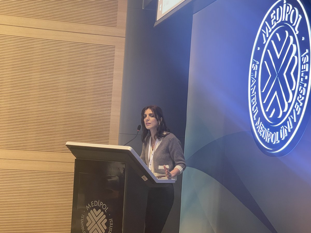 AdemSozuer's tweet photo. Uyuşturucu Maddeyle Mücadele ve Ceza Hukuku(3) oturumu
Av.Dr.Neslihan Ateş Benek sunumu👇🏼
"Karşılaştırmalı Hukukta Uyuşturucu Madde Kullanma Suçu ve Yeni
Gelişmeler"
Bir çok ülke zarar azaltma politikaları ile Uyuşturucu madde kullanmayı cezalandırmama yoluna gidiyor.Ülkemizde de uyuşturucu kullanma fiili suç olmaktan çıkarılmalı.