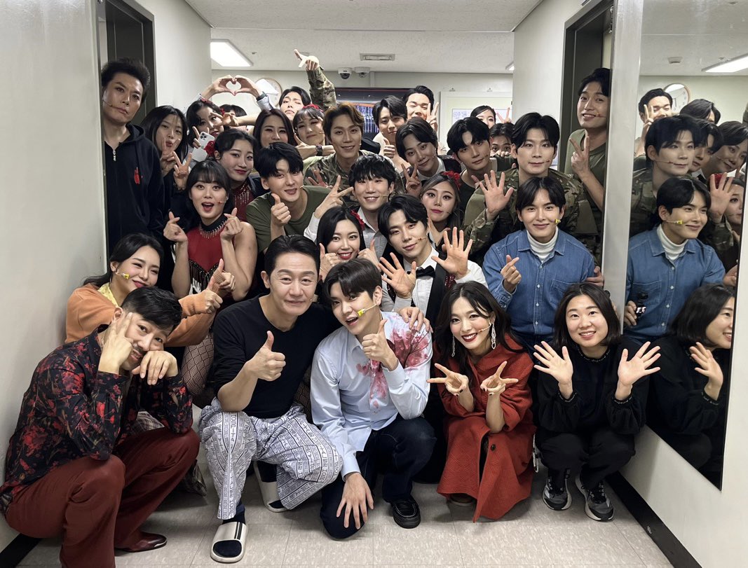 [뮤지컬 #겨울나그네] 🚲

𝙶𝚘𝚘𝚍 𝚋𝚢𝚎! 단체 사진📷

한민우 역 #렌
아버지 역 #서영주 배우의
마지막 공연 시작 전 단체사진👋

❄

이제 그대 곁에 내가...

2023.12.15 - 2024.02.25
#한전아트센터

🔗tickets.interpark.com/goods/23016774